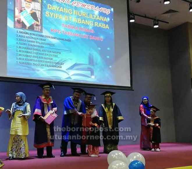  Penyampaian sijil dan hadiah kepada salah seorang kanak-kanak Tabika KEMAS oleh Mohd Zamri.