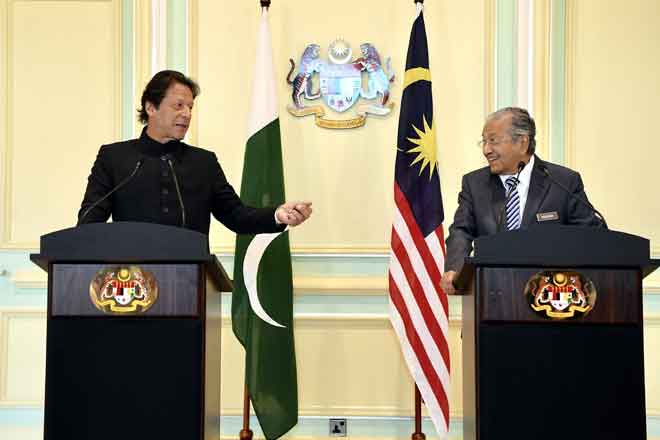  Dr Mahathir semasa sidang media bersama rakan sejawat Imran Khan di Bangunan Perdana Putra, Putrajaya semalam. — Gambar Bernama