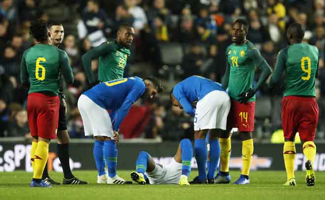  Neymar(tengah) mengalami kecederaan ketika beraksi pada perlawanan persahabatan di antara Brazil dan Cameroon di Milton Keynes, England Selasa lepas. — Gambar Reuters