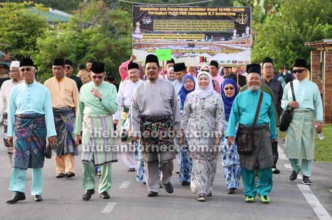  Sharifah Hasidah (dua kanan) bersama Fadillah (dua kiri), Abang Wahap (kiri) pada Perarakan Maulidur Rasul Peringkat PBB Cawangan Samariang, kelmarin.