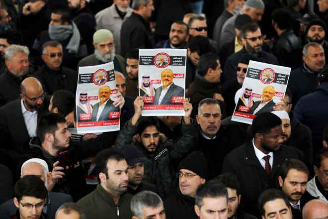  Orang ramai yang membawa gambar Khashoggi menghadiri acara pengebumian simbolik untuk Khashoggi di Masjid Fatih di Istanbul, Turki, pada 16 November lepas. — Gambar Reuters