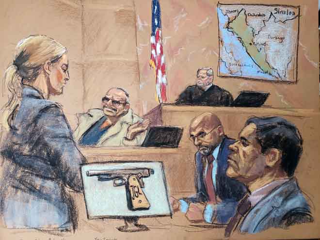  Penolong Peguam AS Gina Parlovecchio menyoal Zambada (dua kiri), dengan             pistol bersalut berlian yang dipamerkan sewaktu perbicaraan ‘El Chapo’ (kanan), dalam sketsa bilik mahkamah ini di mahkamah persekutuan Brooklyn di New York pada 19 November lepas. — Gambar Reuters