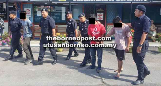  Ketiga-tiga suspek direman di Mahkamah Majistret Limbang.