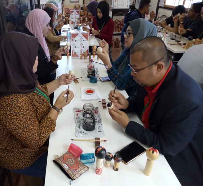  Peserta program Japan-East Asia Network of Exchange for Students and Youths (JENESYS 2018) sedang menghasilkan kokeshi masing-masing sewaktu kunjungan ke Ganguan Kokeshi Shop yang terletak di Akiu Craft Park, wilayah Miyagi di Jepun. — Gambar Bernama