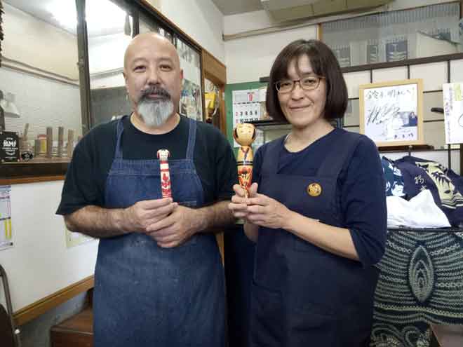  Ganguan Kokeshi Shop yang terletak di Akiu Craft Park, wilayah Miyagi, Akira dan isteri Hideko di Jepun. — Gambar Bernama