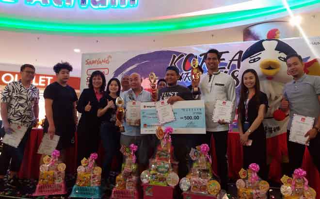  Jessie (tiga kiri) dan Sharon (empat kiri) merakamkan gambar bersama pemenang serta finalis Cabaran Raja Pedas Samyang Kuching di Vivacity Megamall semalam. 