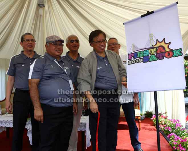  Abang Johari (kanan) melakukan simbolik perasmian Fiesta Satok 2018 di Tebingan Sungai Kampung Bintangor Kecil di Kuching semalam. — Gambar Muhammad Rais Sanusi