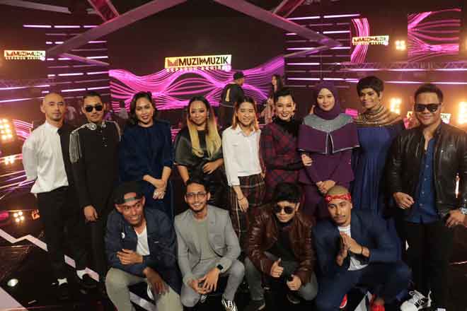  Dua belas finalis AJL33 bergambar bersama selepas berakhirnya Muzik Muzik 33 Separuh Akhir minggu lalu. 