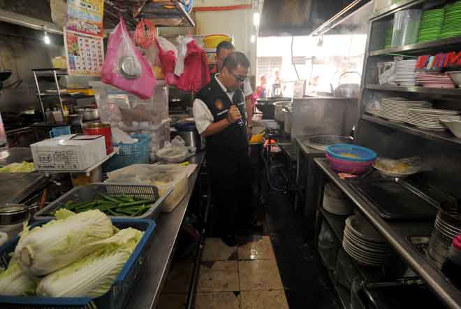  Dr Wan Mansor melakukan pemeriksaan di kawasan dapur salah sebuah restoran                          di Butterworth ketika Operasi Sihat Bil 10/2018 di Butterworth semalam. — Gambar Bernama