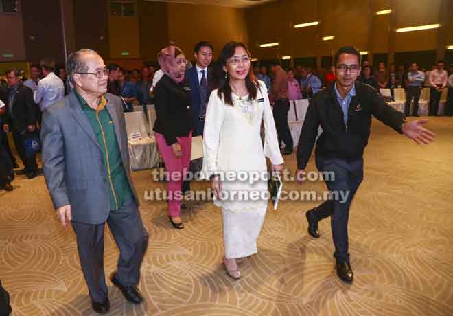  Uggah dan Kok (dua kiri) yang tiba untuk menghadiri Dialog Awam Bersama Pemegang Taruh dan Penggiat Industri Lada di Kuching, malam kelmarin.