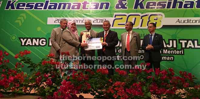  Talib menyampaikan anugerah kepada salah seprang penerima pada majlis berkenaan semalam. Turut kelihatan, Abang Wahap dan Dr Morshidi.