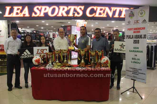  Raymond (empat kiri) menyerahkan trofi kepada Fazzrudin sambil disaksikan Kamaludin (dua kanan), Alan (kiri) dan wakil penaja.