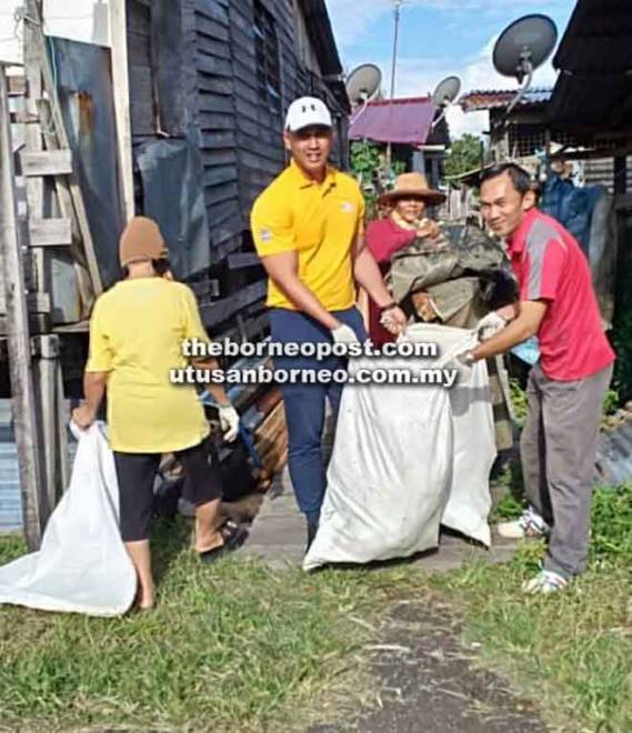  Peserta membawa guni sampah ke tempat pembuangan sampah. 