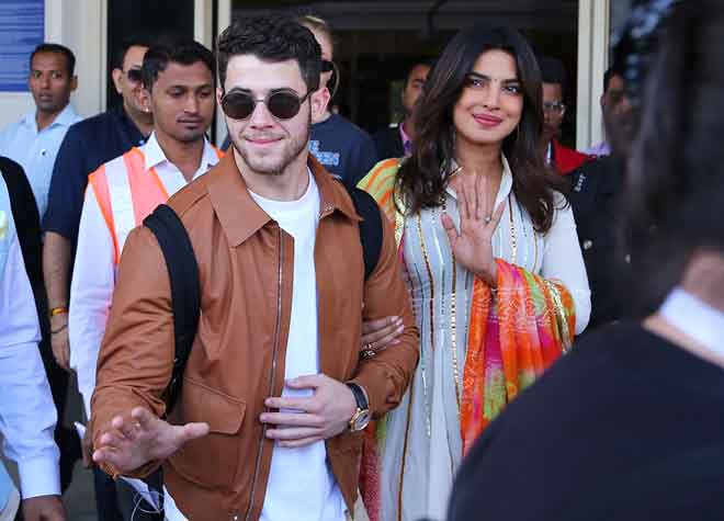  Priyanka Chopra dan Nick Jonas semasa tiba di Jodhpur kelmarin. Pasangan itu akan berkahwin dalam satu siri upacara di Jodhpur pada hari ini. — Gambar AFP