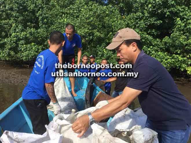  Sampah yang dikumpul diangkut menggunakan sampan di pesisir sungai Kampung Wireless.