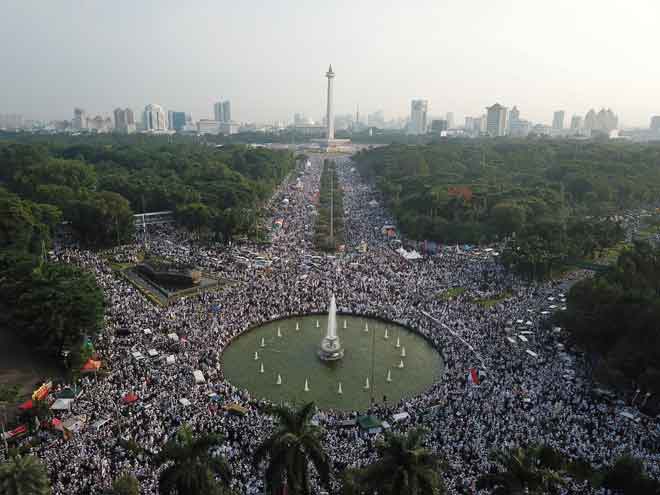  Gambar rakaman Antara Foto menunjukkan puluhan ribu Muslim Indonesia menghadiri rali peringatan siri rali yang bermula pada lewat 2016 di Jakarta, semalam. — Gambar Reuters