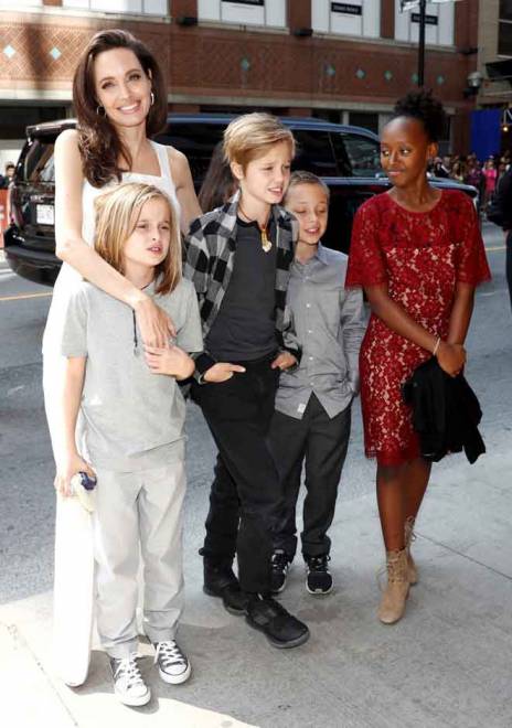  Gambar fail bertarikh 10 September 2017 ini menunjukkan Jolie bersama empat orang anaknya iaitu (dari kiri) Vivienne, Shiloh, Knox Leon dan Zahara semasa Toronto International Film Festival (TIFF) di Toronto.   — Gambar  Reuters