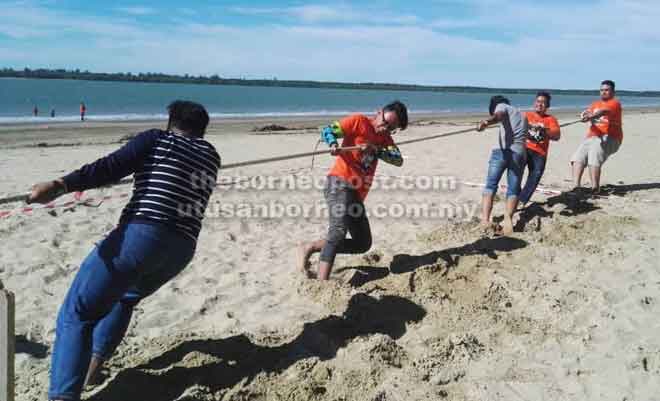  Acara tarik tali yang memeriahkan lagi program Scooter Picnic, Sabtu lalu.