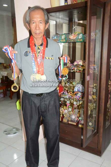  Zaini menunjukkan antara pingat emas yang dimenanginya dalam pelbagai kejohanan peringkat negeri, kebangsaan dan antarabangsa.