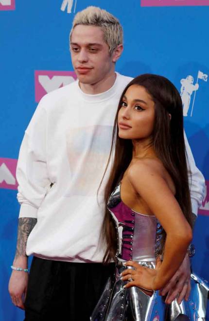   Gambar fail bertarikh 20 Ogos 2018 menunjukkan Ariana Grande dan Pete Davidson tiba di acara Anugerah Muzik Video MTV 2018 di Radio City Music Hall, New York. — Gambar Reuters