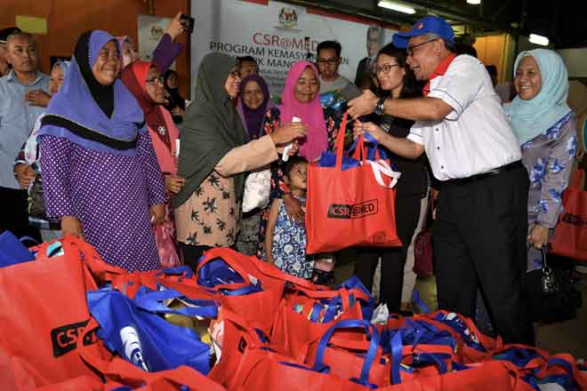  Mohd Redzuan (dua kanan) meyampaikan sumbangan kepada mangsa banjir pada majlis penyerahan sumbangan kemasyarakatan bagi Parlimen Alor Gajah, kelmarin. Beberapa kawasan di Kampung Gadek, Kampung Beringin, Kampung Tanah Merah, Kampung Panchor dilanda banjir kilat berikutan hujan lebat selama empat jam pada 19 November lepas. — Gambar Bernama