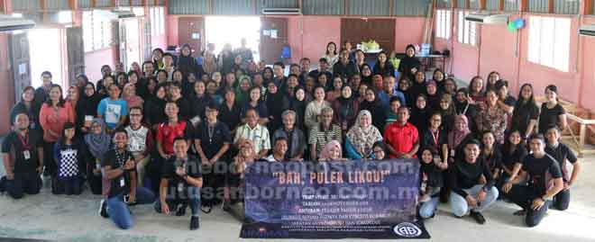  Para peserta program gambar kenangan sebelum siswa-siswi berangkat pulang ke UNIMAS. 