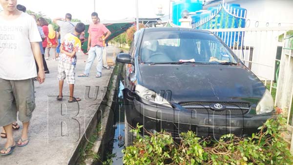 KENDERAAN yang terbabas sehingga menyebabkan peniaga kuih maut akibat kecederaan parah.