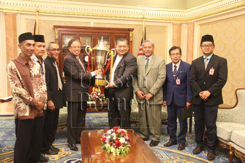 Abang Johari (empat kiri) menyerahkan piala kepada Jumaat sambil disaksikan (dari dua kanan) Benjamin, Morshidi dan tetamu lain.