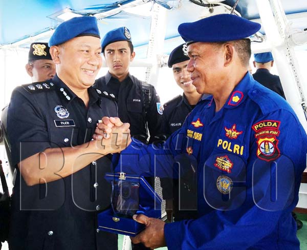 PAJERI menyerahkan cenderamata kepada SAM selepas berakhirnya pertemuan antara kedua-dua belah pihak.