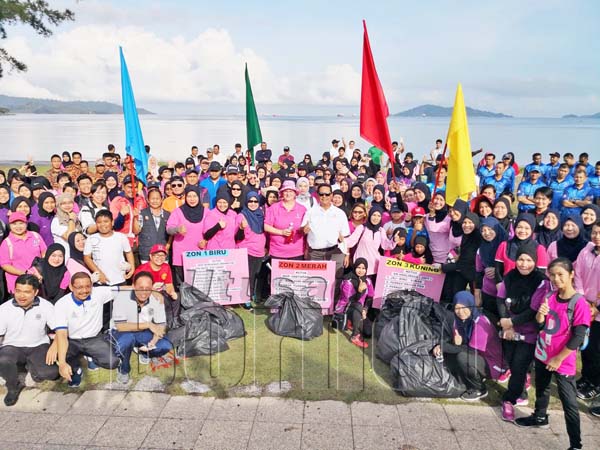 OMAR bersama kakitangannya dan ahli Perkep merakamkan gambar kenangan selepas aktiviti gotong royong di Teluk Likas pada Sabtu.