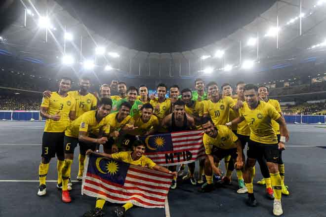  Pemain kebangsaan menunjukkan semangat perjuangan tinggi menjelang perlawanan akhir pertama menentang Vietnam di Stadium Nasional Bukit Jalil pada Selasa ini. — Gambar Bernama