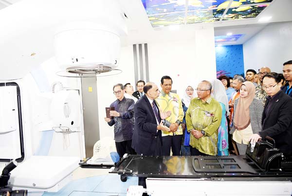HASHIM diberi taklimat terperinci peralatan Pusat Radiologi dan Onkologi yang pertama di Sabah di KPJ Sabah Specialist Hospital selepas merasmikan pusat rawatan itu.-Bernama.