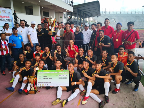 Abang Johari menyampaikan Piala Abang Jo 2018 kepada pasukan SSN Sarawak.