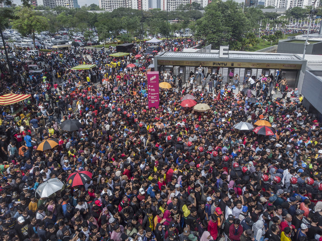 Ribuan para penyokong Pasukan Malaysia beratur untuk membeli tiket menjelang Perlawanan Akhir Piala AFF Suzuki 2018 di Stadium Bukit Jalil Hari ini hari ini.  - Gambar Bernama