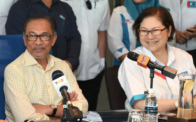 Anwar ketika mengadakan sidang media selepas mesyuarat bersama pemimpin parti PKR Sabah hari ini.- Gambar Bernama 
