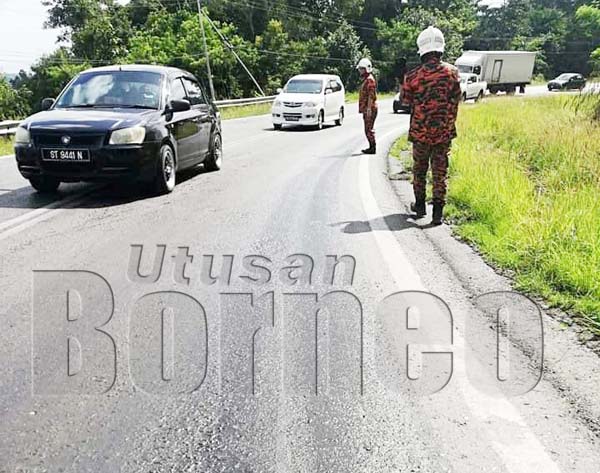 BOMBA sedang memeriksa keadaan tumpahan minyak diesel di lokasi kejadian.