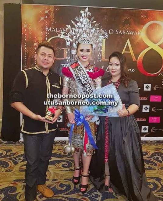  Mageline (kanan) enggau Martin (kiba) ngapit penye-reta ti menggi gelar Selinggar Matahari Malam Gala Sarawak 2018.