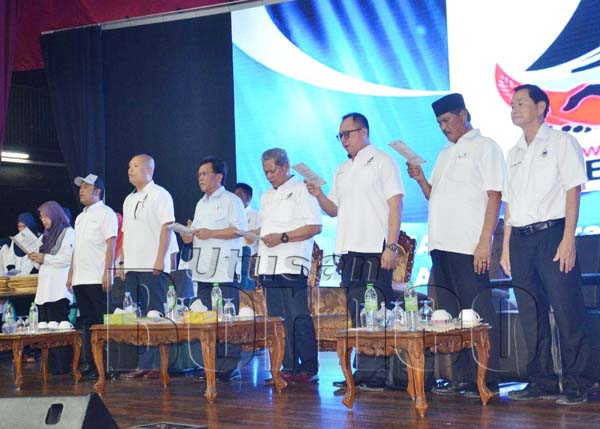 SHAFIE menyanyikan lagu Parti Warisan Sabah bersama para pemimpin Warisan pada Majlis Penyerahan Borang Keahlian dan Kemasukan Beramai-Ramai Ke Warisan Bahagian Kalabakan di Dewan Sabah Chinese High School Tawau yang turut dihadiri pemimpin dari parti kerajaan yang lain.