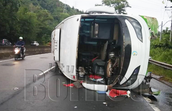 KEADAAN bas persiaran yang terbalik dalam kemalangan di Jalan Kelawat Kota Belud.