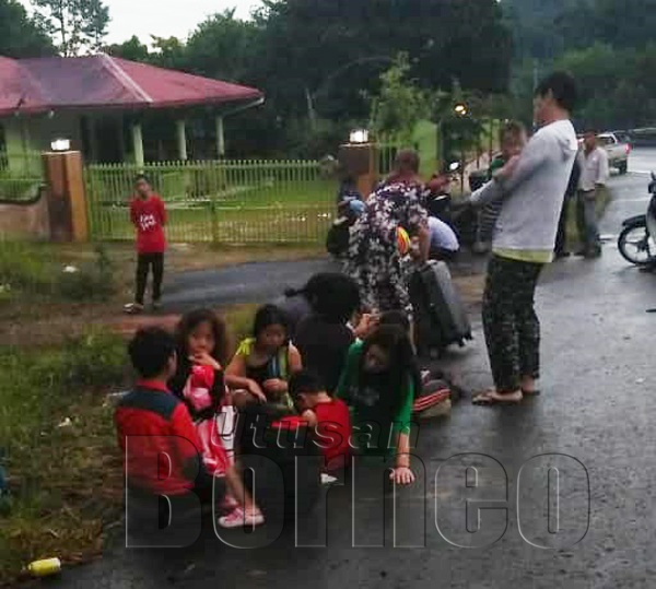 SEBAHAGIAN penumpang bas yang terlibat dalam kemalangan itu.