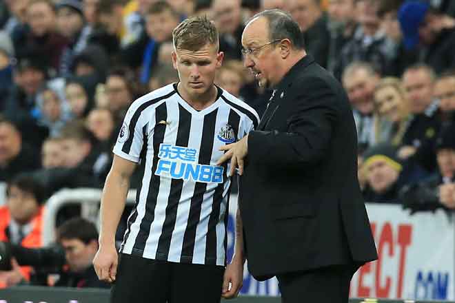  Benitez (kanan) memberikan arahan kepada pemainnya ketika perlawanan liga di antara Newcastle dan Wolverhampton di St James’ Park, Newcastle Ahad lepas. — Gambar AFP