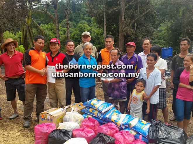  Paulus mengharungi jalan balak selama lima jam menggunakan kenderaan pacuan empat roda ketika menyerahkan sumbangan mangsa kebakaran Rumah Panjang Kim Brim Kartadem, Long Sebayang yang hangus awal Mac lepas.