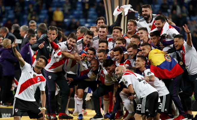  Para pemain River Plate meraikan kejayaan mereka menjuarai Copa Libertadoresselepas tamat perlawanan di Santiago Bernabeu, Madrid kelmarin. — Gambar Reuters