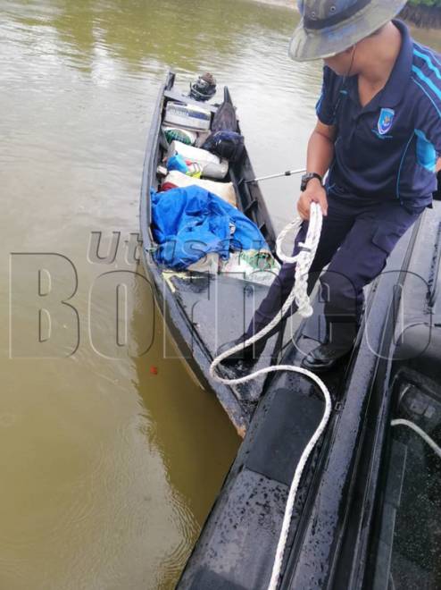 JURAGAN dan dua penumpang bot laju ini dilihat melarikan diri ke arah kawasan bakau Sg Serudong Tawau.