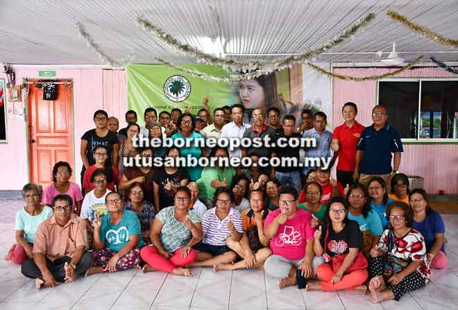  Bala staf SOPB begambar begulai enggau sebagi ari penerima cheremin mata ba Rumah Buli Jamit, Sungai Semanok Kuala Tatau apin lama ke udah.