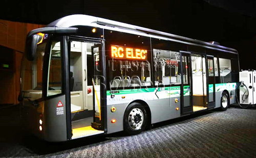 Produk prototaip bas elektrik CRRC pertama yang dilancara hari ini.-Gambar Muhd Rais Sanusi.