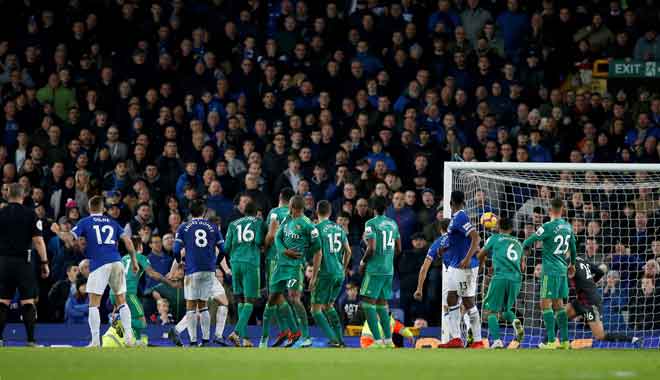  Digne (dua kiri) menjaringkan gol menerusi tendangan percuma pada minit akhir permainan pada perlawanan liga di antara Everton dan Watford di Goodison Park, Liverpool kelmarin. — Gambar AFP