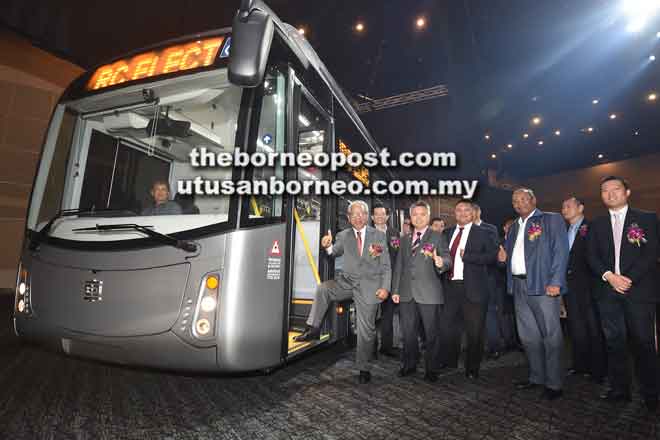  Masing (kiba) disempulang (dua kiba) Menteri Muda Nembiak enggau Lumba enggau Main Datuk Snowdan Lawan sereta ke bukai ngayanka kelai jari manah lebuh bejadika produk ‘CRRC Electric City Bus’ keterubah Sarawak, kemari. — Gambar Tan Song Wei