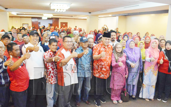 SAMSUDIN bersama pemimpin Umno Bahagian Batu Sapi keluar parti. 