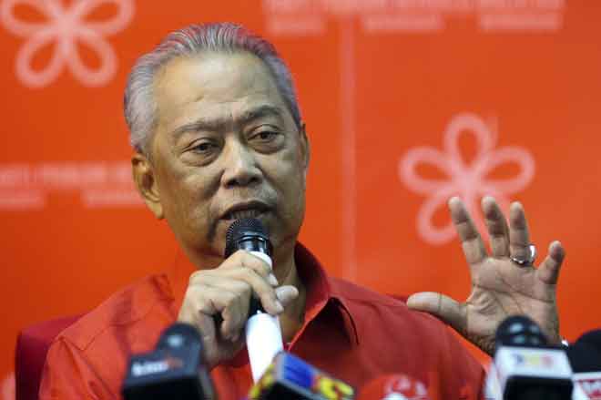  Muhyiddin ketika sidang media mengenai Perhimpunan Agung PPBM di Petaling Jaya semalam. — Gambar Bernama